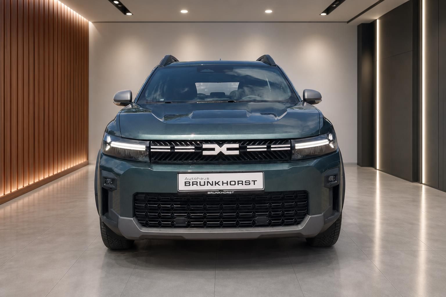 Dacia Bigster Hybrid grün Frontansicht gerade im Autohaus