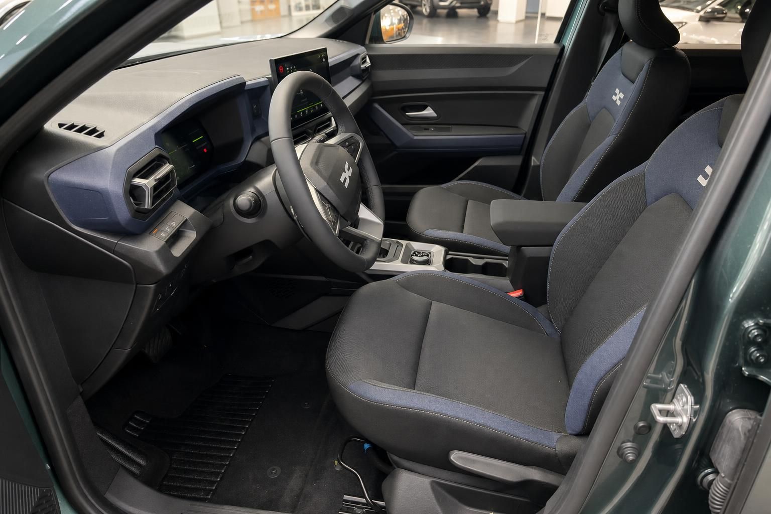 Dacia Bigster Innenraum Fahrersitz und Beifahrersitz mit blau-schwarzem Stoffbezug