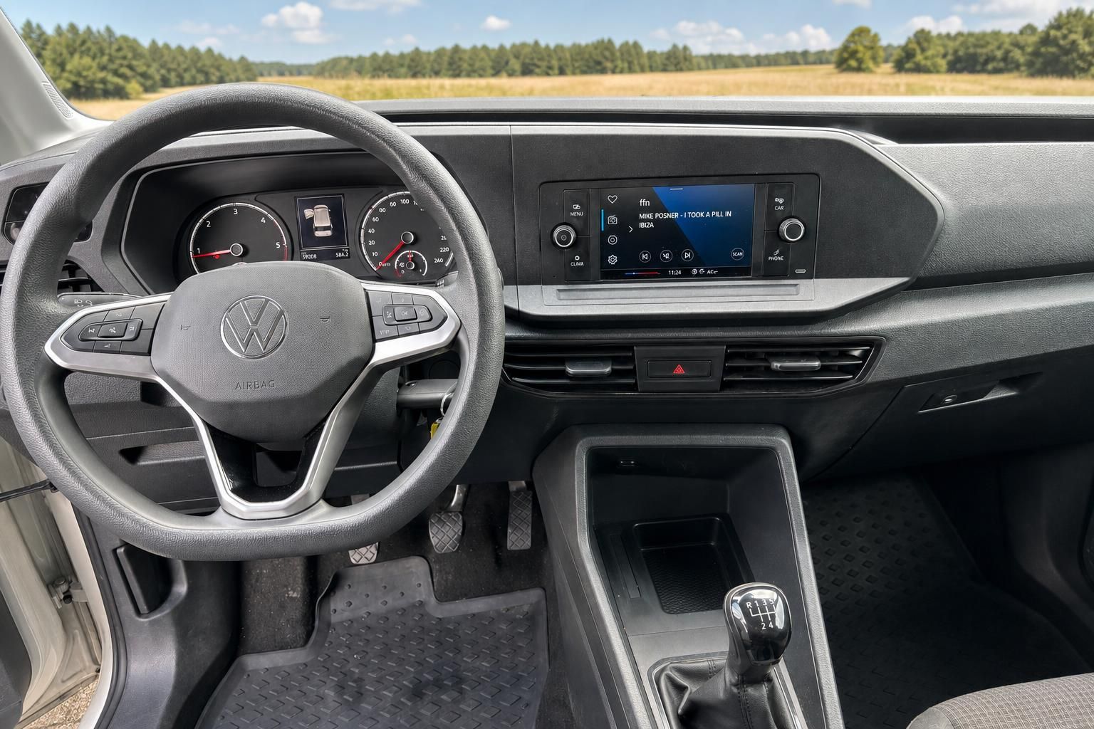 Volkswagen Caddy Innenraum Cockpit Dashboard mit Infotainment System
