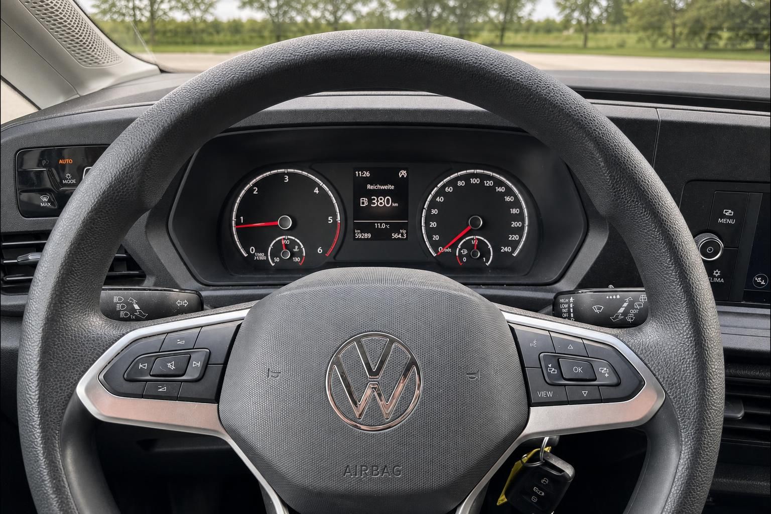 Volkswagen Caddy Cockpit Armaturenbrett Lenkrad Innenraum schwarz