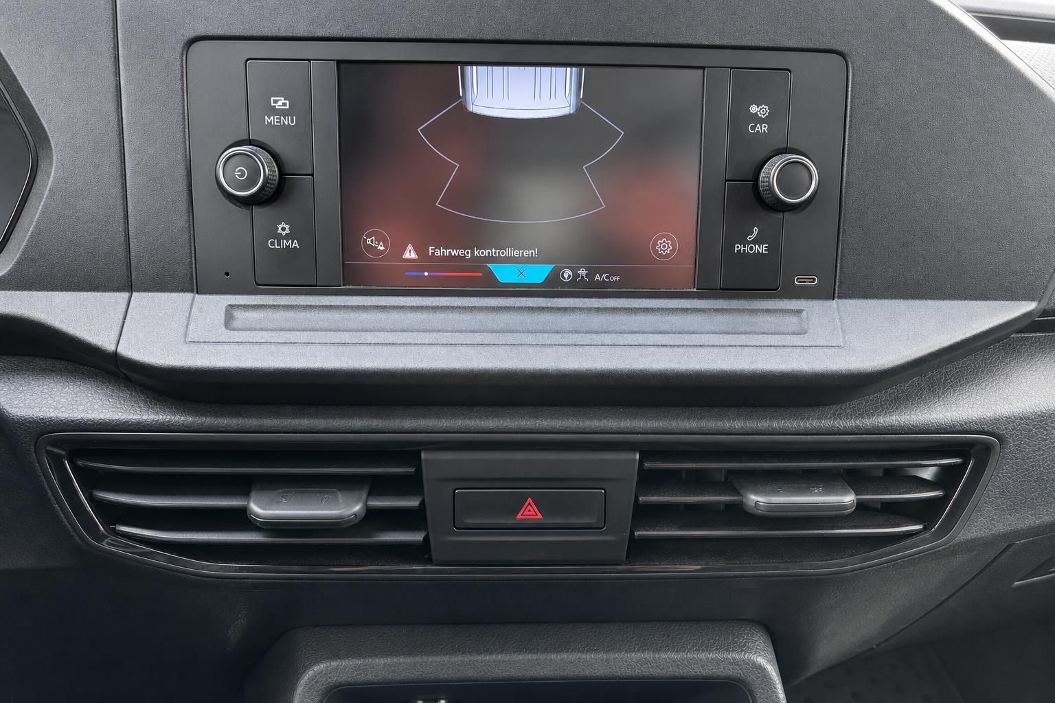 Multimedia-System mit Touchscreen und Klimasteuerung im Fahrzeug-Dashboard