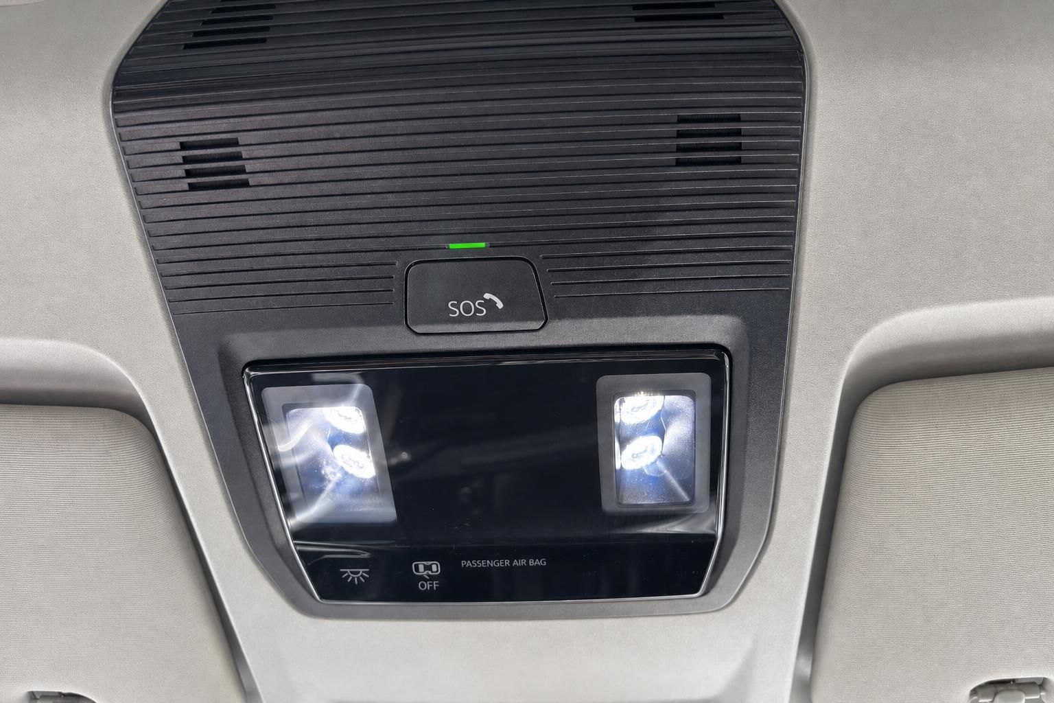 Fahrzeug-Innenausstattung mit SOS-Taste und LED-Leselampen im Dachhimmel