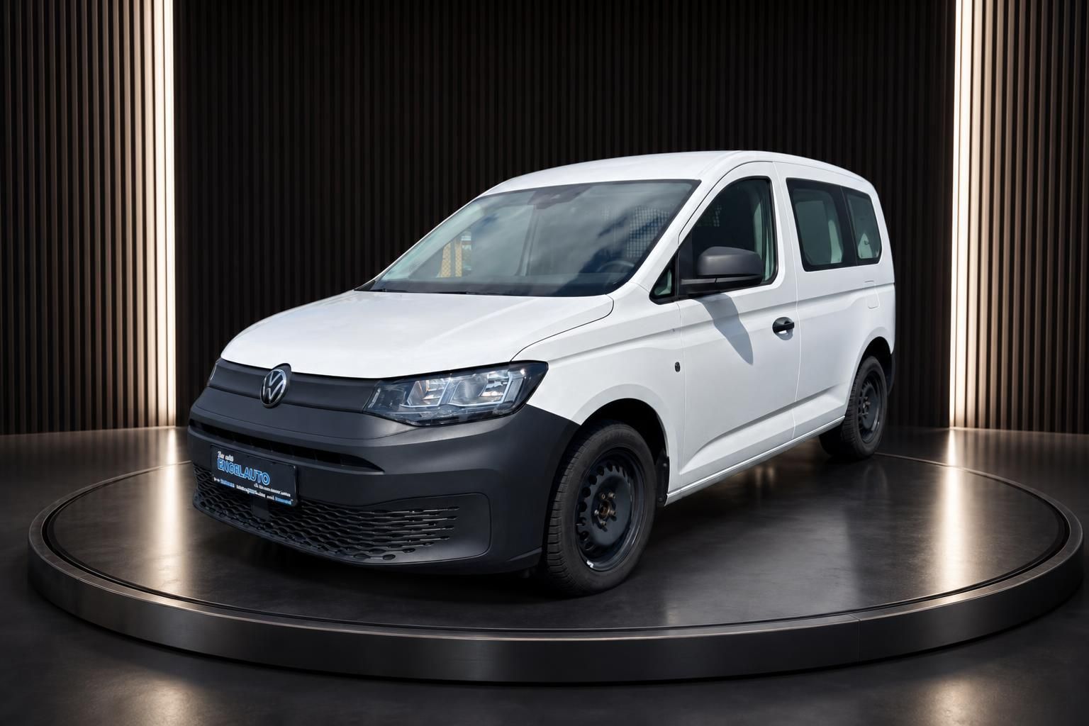 Volkswagen Caddy weiss Transporter Dreiviertelansicht vorne links mit schwarzen Felgen