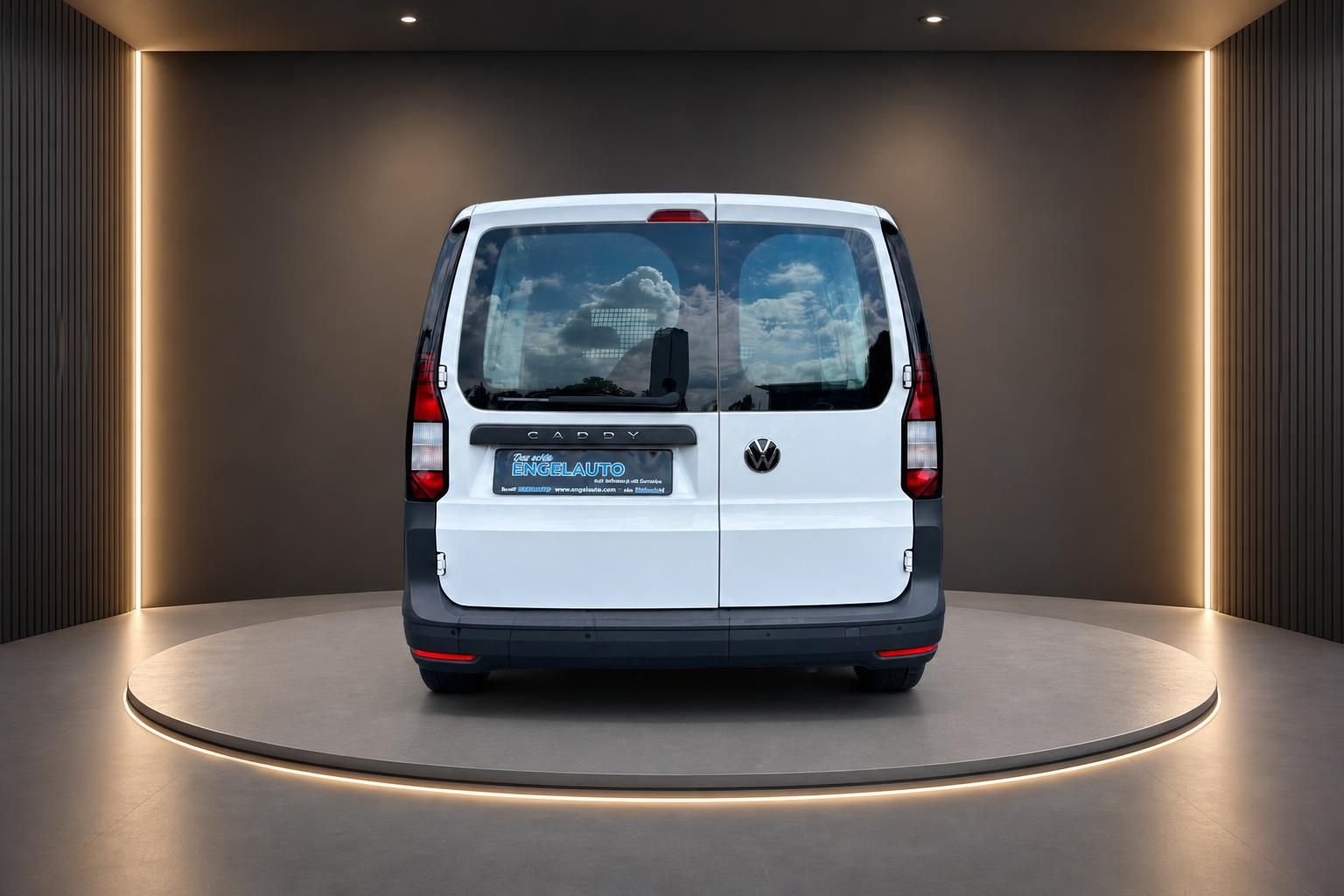 Volkswagen Caddy weißer Transporter Heckansicht im Showroom