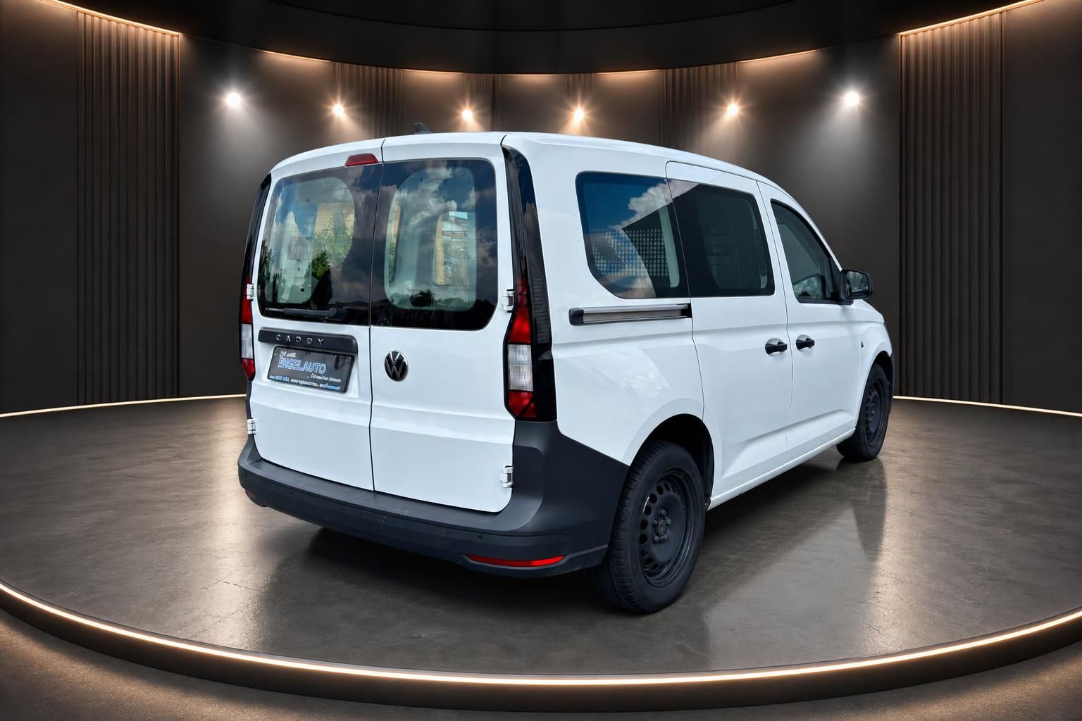 Volkswagen Caddy weißer Van Seitenansicht hinten links im Showroom
