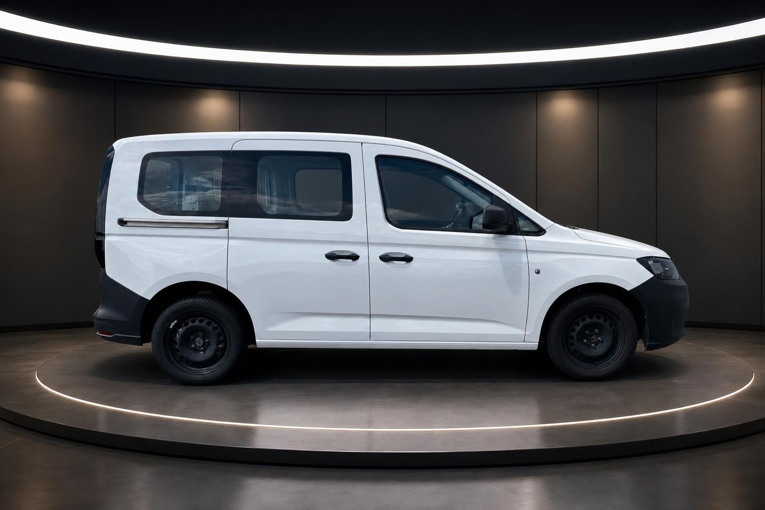 Volkswagen Caddy weißer Kleinbus Seitenansicht links im Showroom