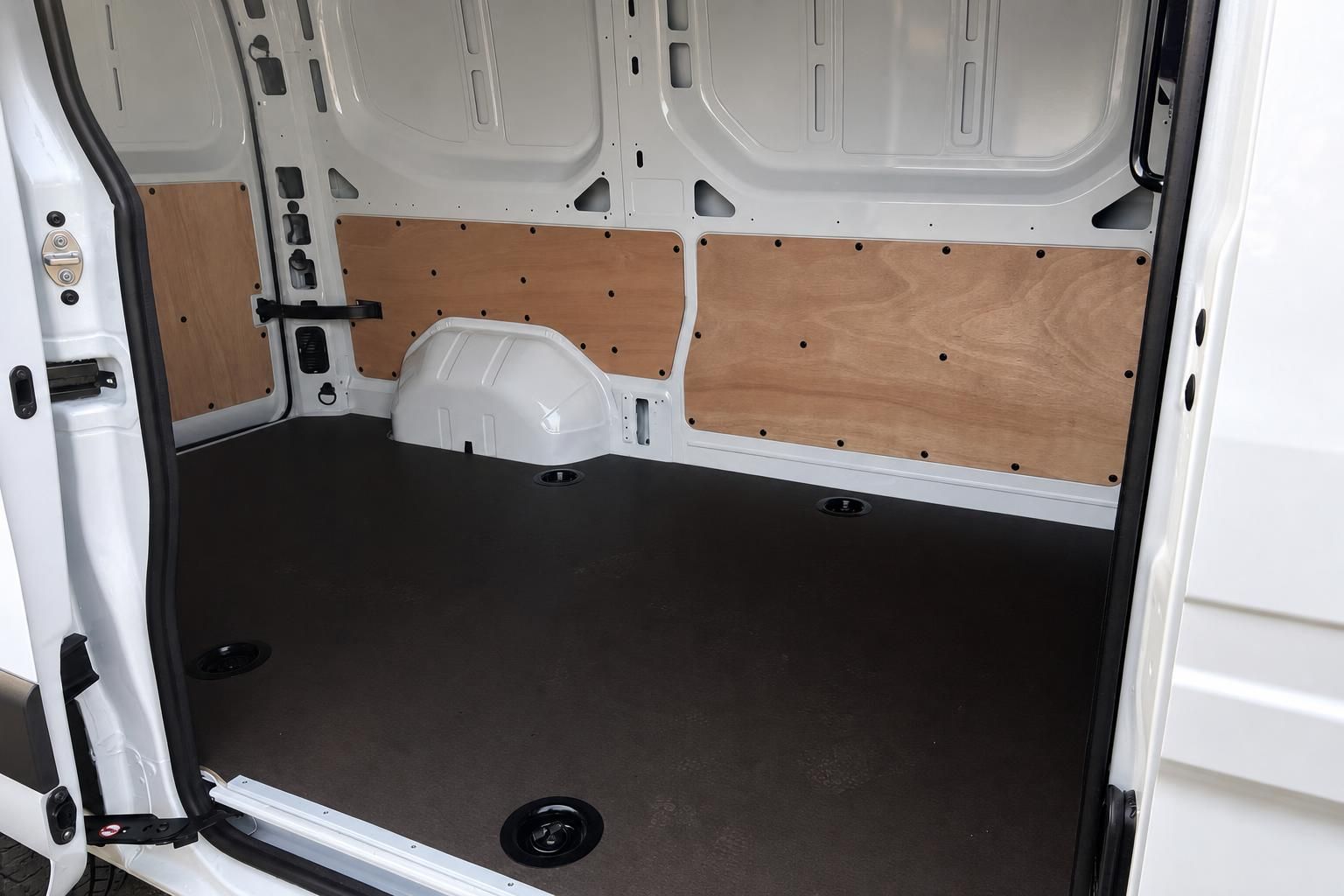 Laderaum-Ansicht weißer Transporter mit Holzverkleidung und schwarzem Boden, offene Hecktür
