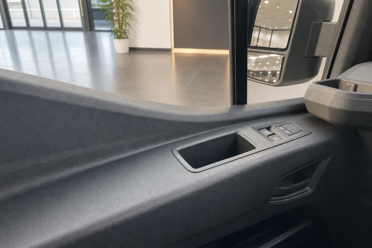 Fahrzeug Innenraum mit modernem Armaturenbrett und Fensterbedienung