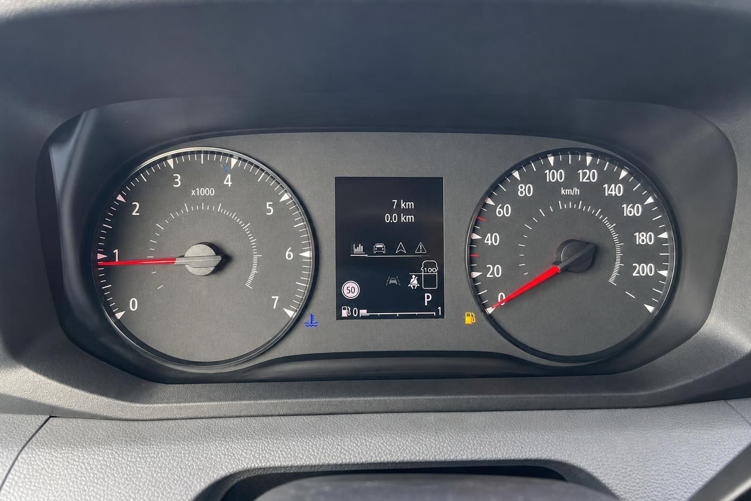 Kombiinstrument Fahrzeug mit Drehzahlmesser, Tacho und digitalem Display, 7 km Anzeige