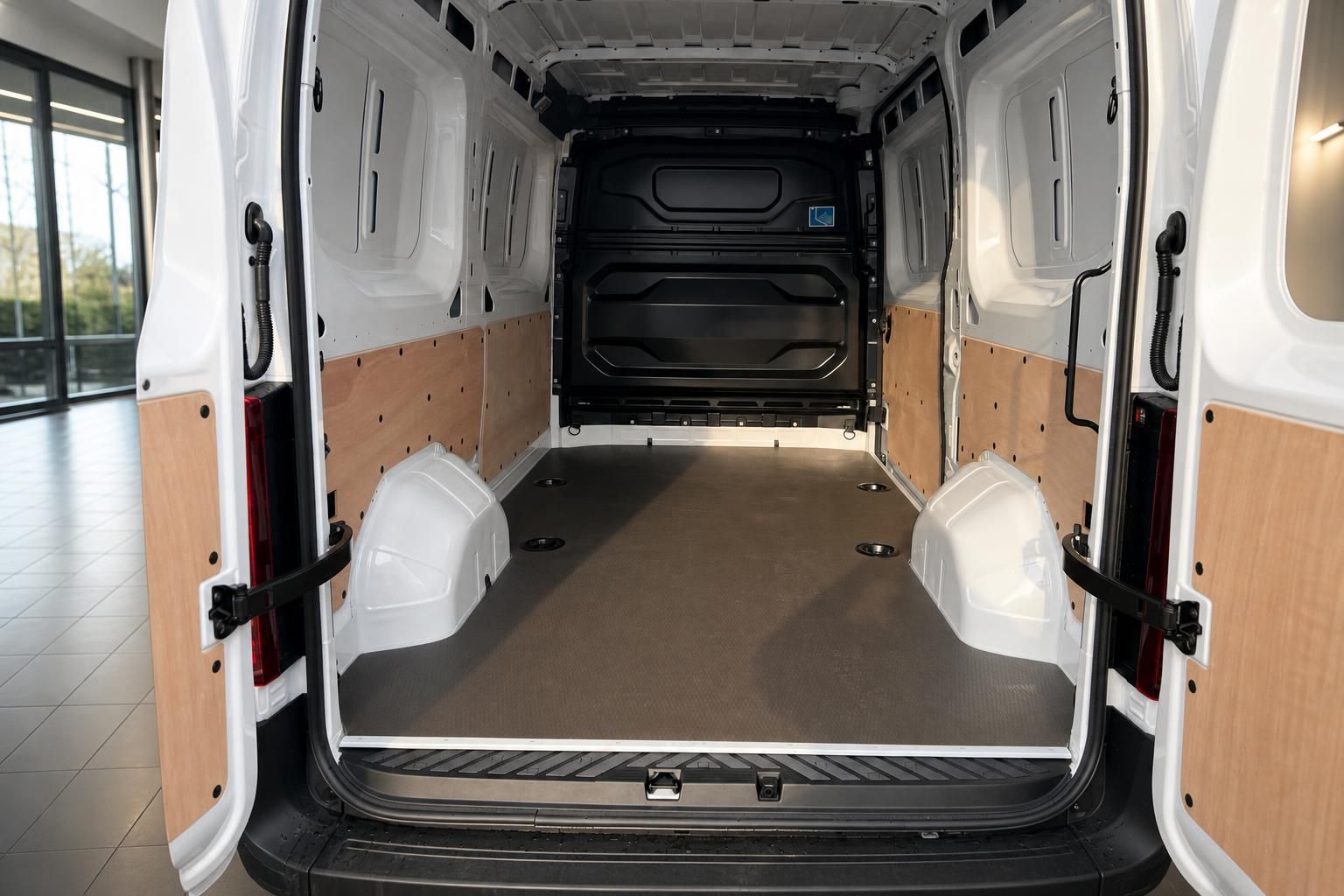 Transporter Laderaum Innenansicht mit Holzverkleidung und offenen Hecktüren