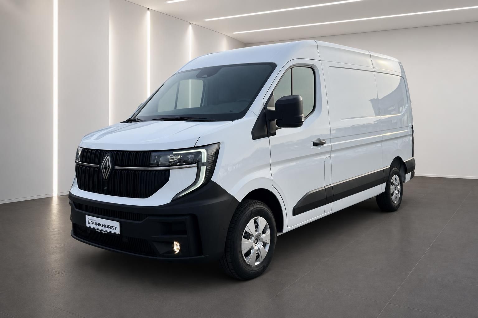 Weißer Renault Master Transporter von schräg vorne im modernen Showroom