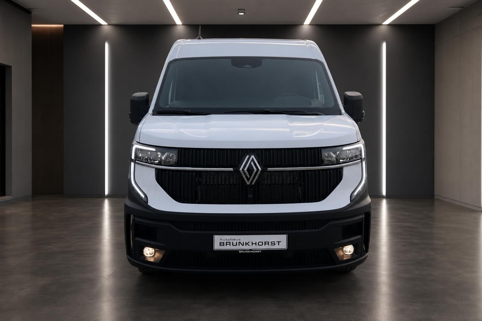 Weißer Renault Transporter Frontansicht im modernen Autohaus-Showroom mit LED-Beleuchtung