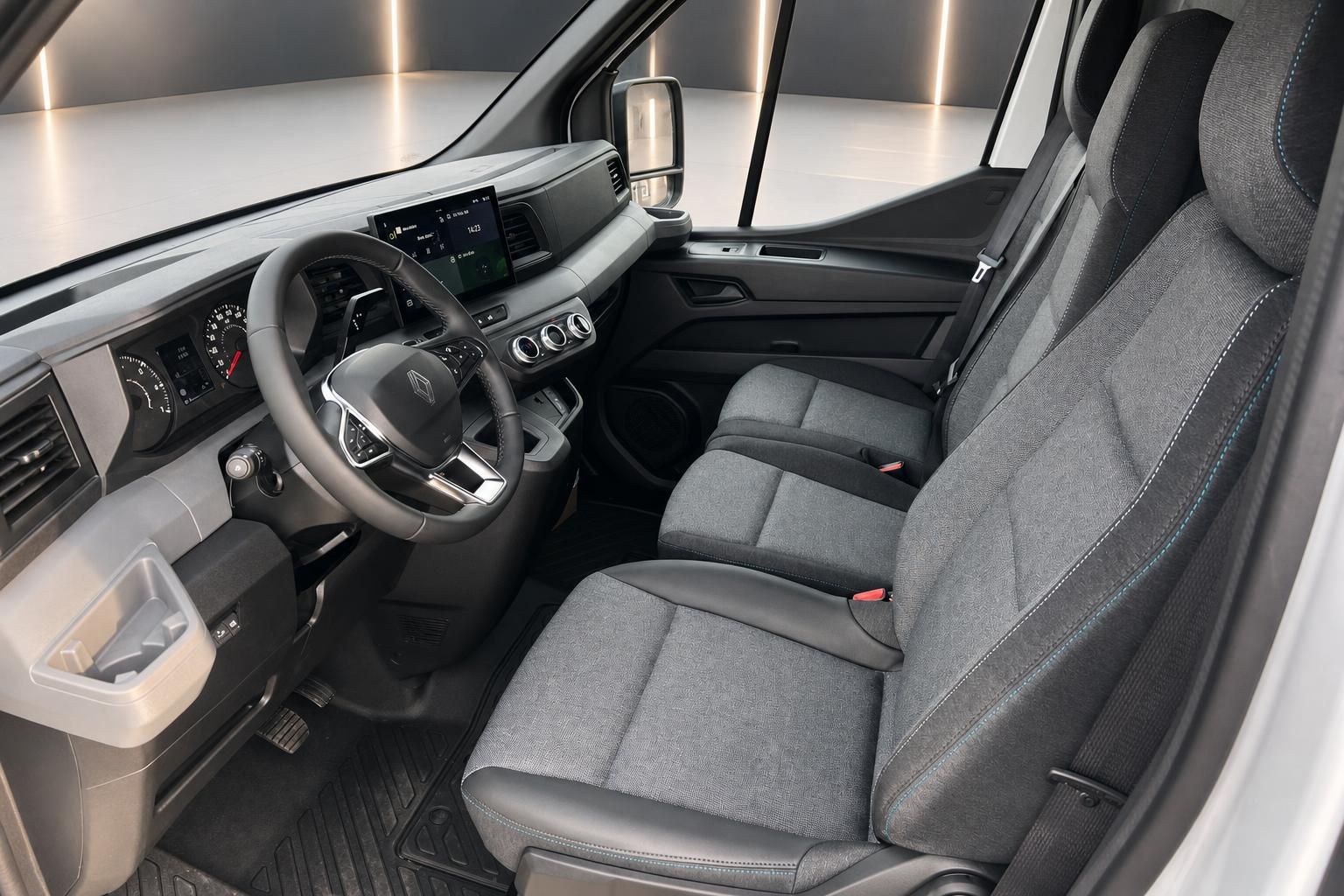 Innenraum des Renault Master mit Fahrersitz und grauem Stoffbezug