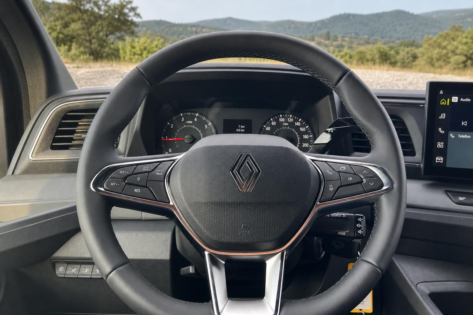 Detailaufnahme Lenkrad des Renault Master mit Bedientasten und Renault-Logo