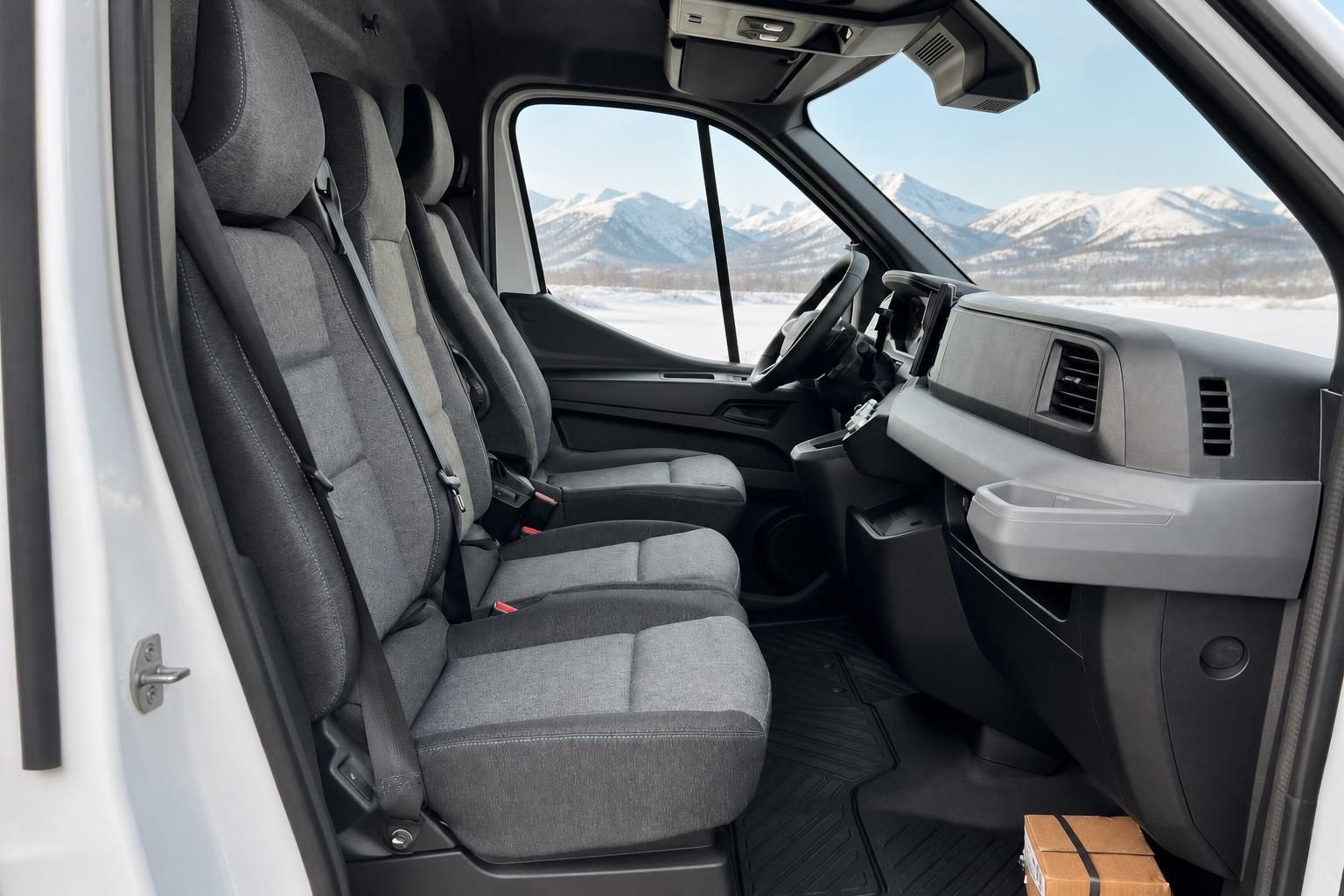 Fahrerhaus-Innenraum weißer Transporter mit grauen Sitzen und Berglandschaft durch Fenster