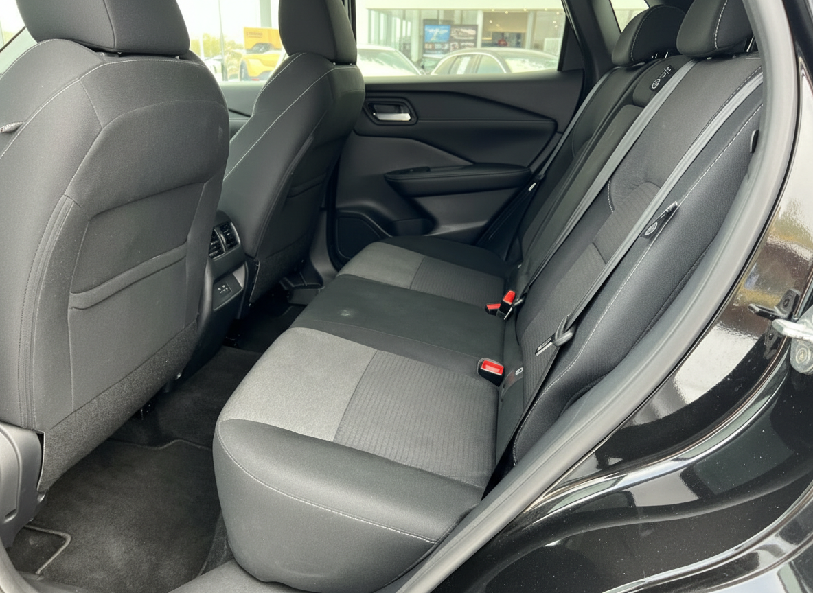 Rücksitzbank schwarzes Fahrzeug Innenraum mit Stoffsitzen und Sicherheitsgurten