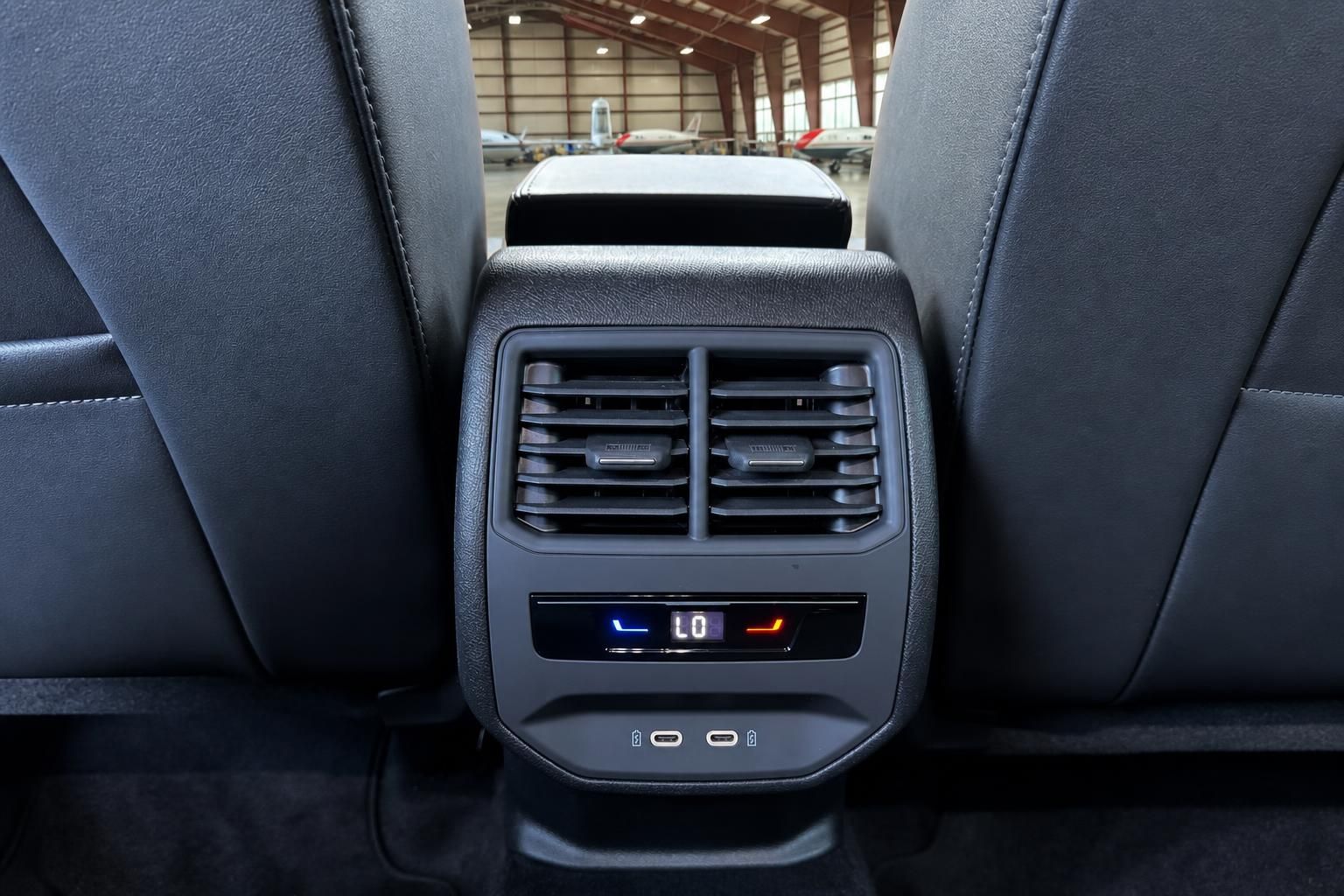 Klimaanlage für Fondpassagiere in der Mittelkonsole mit USB-Anschlüssen und Temperaturanzeige