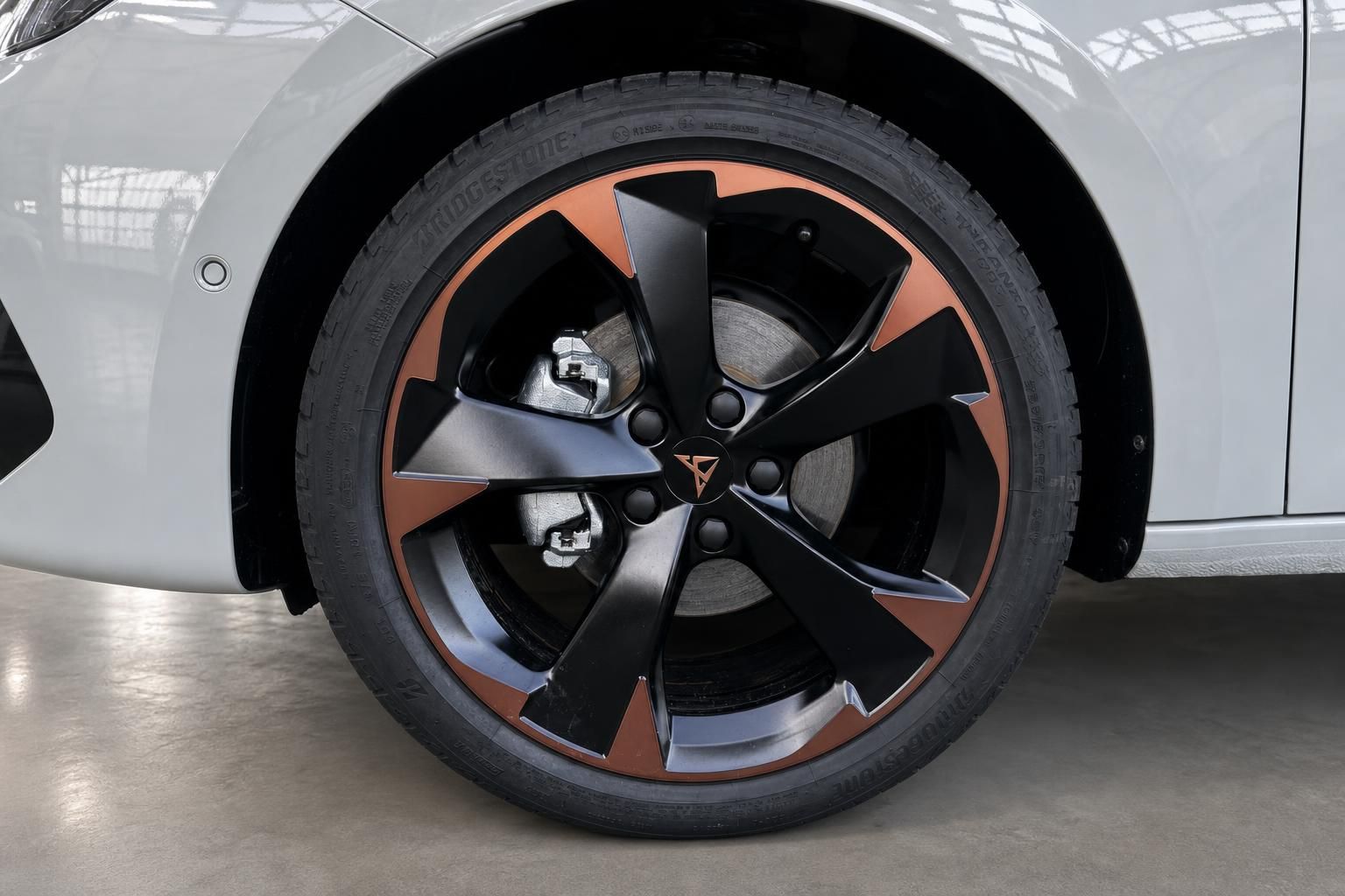 SEAT Cupra Leon Detailaufnahme - schwarze Sportfelge mit orange-farbenen Akzenten und Cupra-Logo
