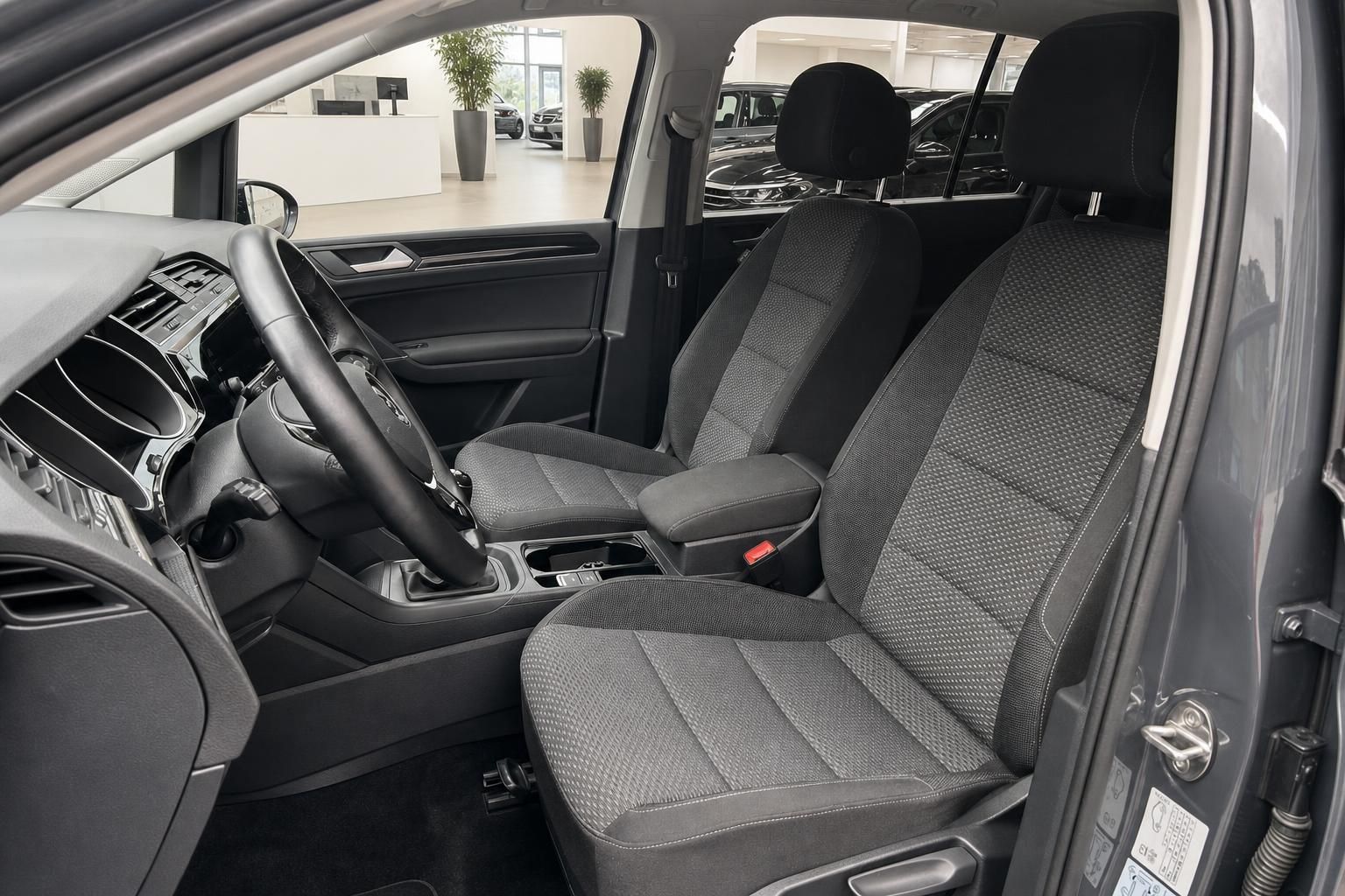 VW Touran Innenraum mit Vordersitzen und Cockpit im Detail