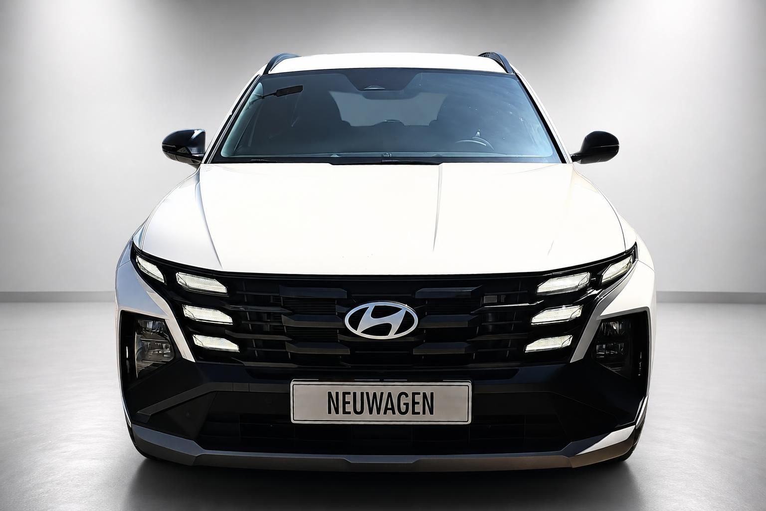 Hyundai Neuwagen weiß, Frontansicht mit LED-Scheinwerfern im Studio
