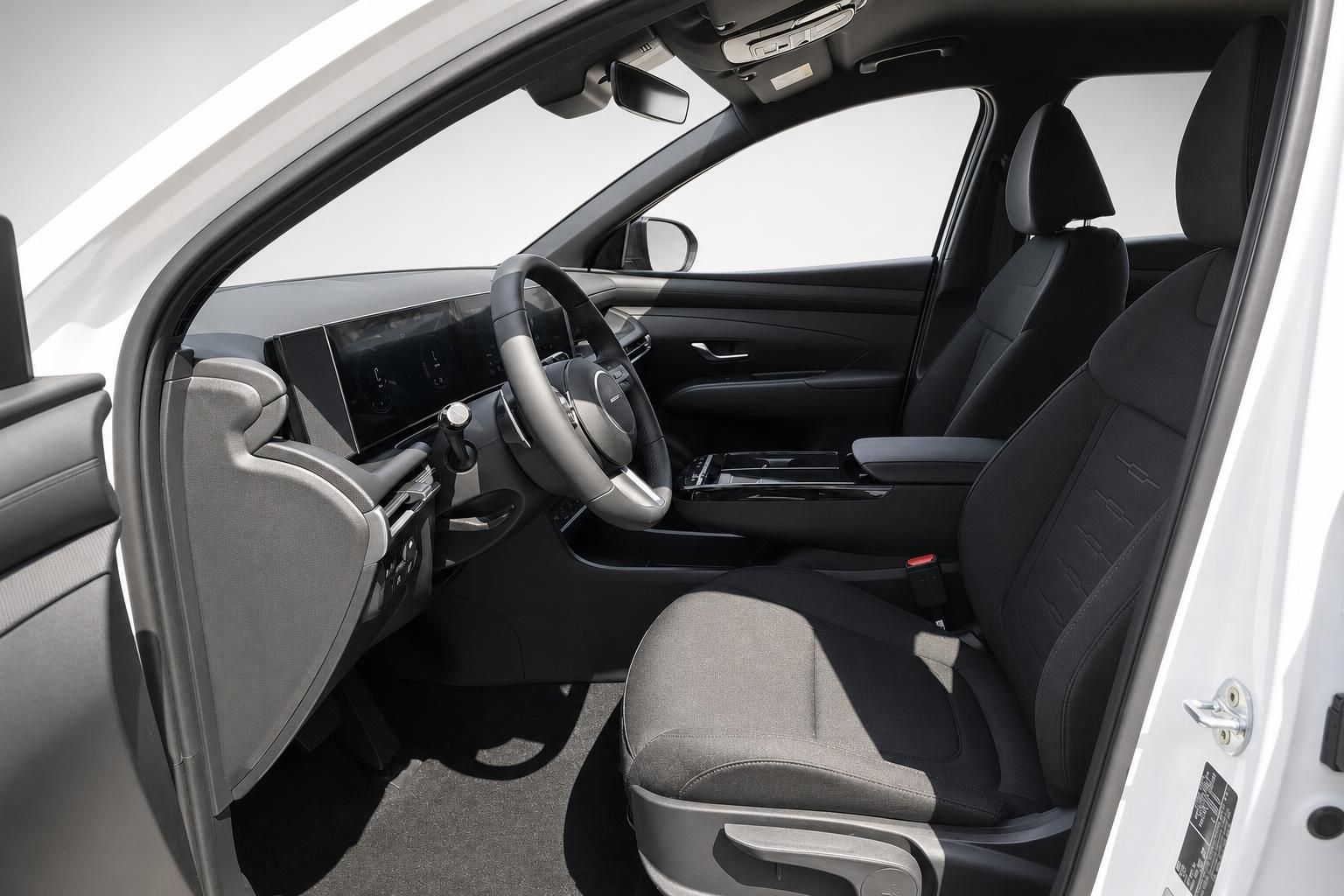 Hyundai Innenraum mit schwarzen Sitzen und digitalem Cockpit