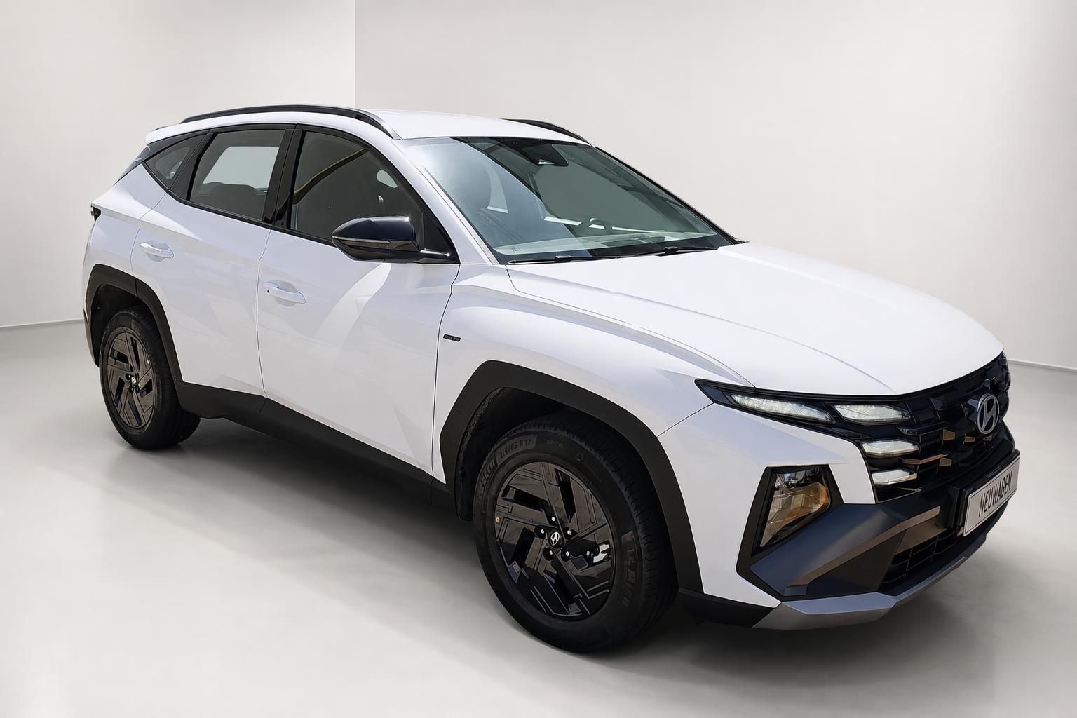 Hyundai Tucson weiß Frontansicht seitlich im Studio