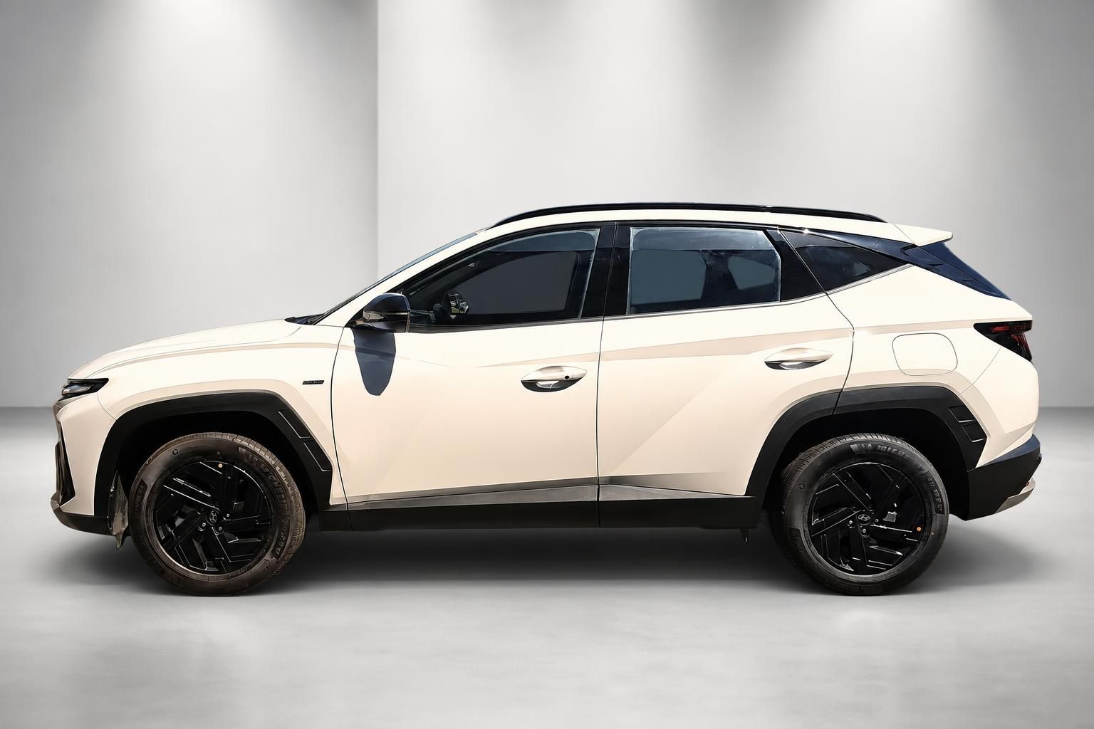 Hyundai Tucson beige Seitenansicht komplett im Studio