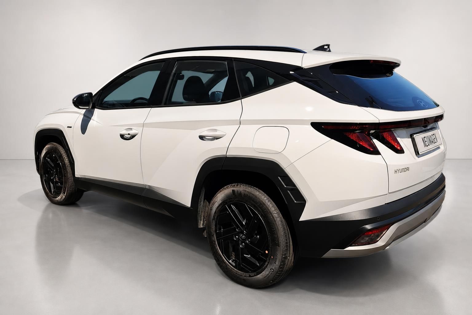 Hyundai Tucson weiß Heckansicht schräg mit Rückleuchten