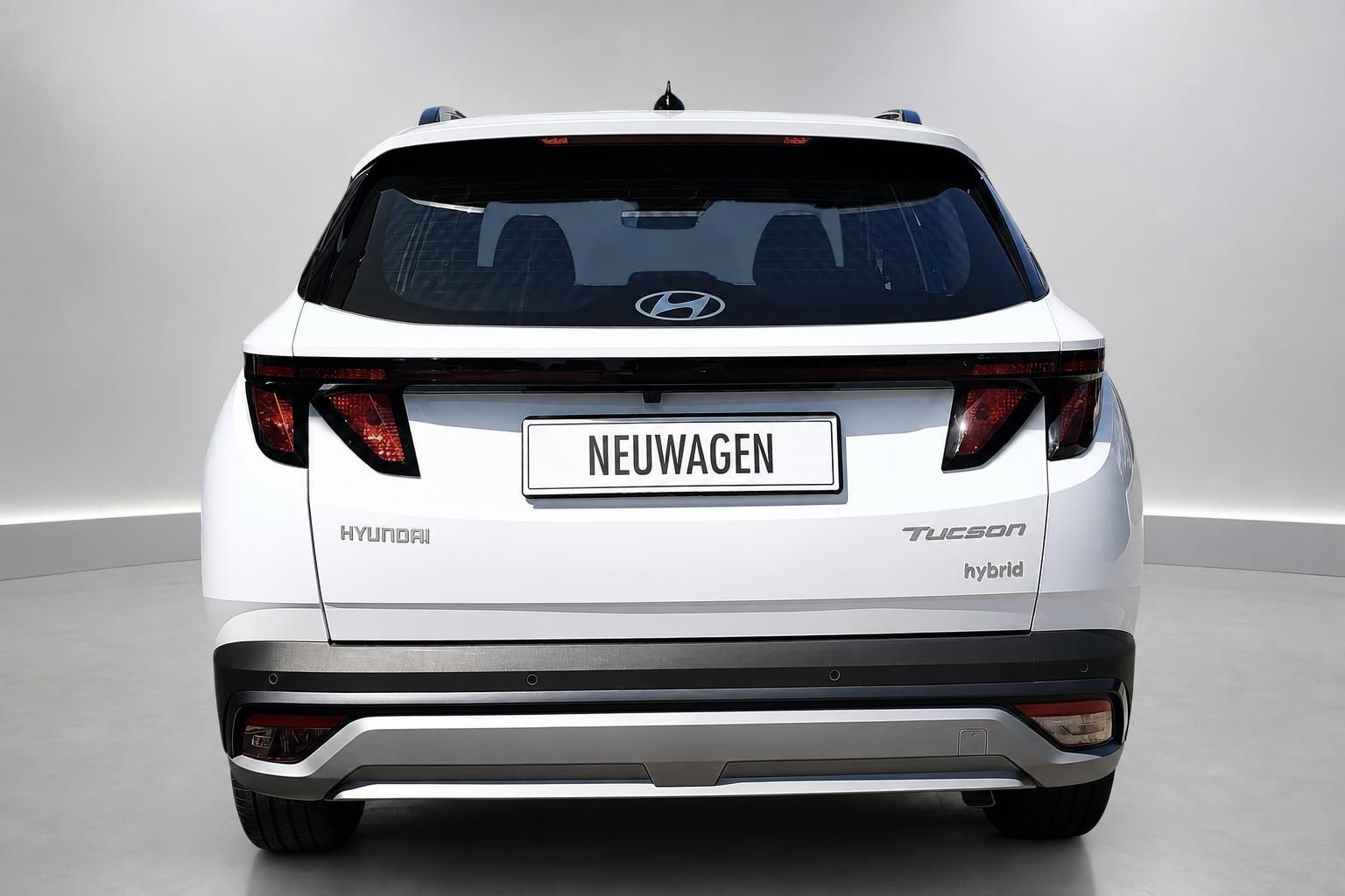 Hyundai Tucson Hybrid weiß Heckansicht Studioaufnahme