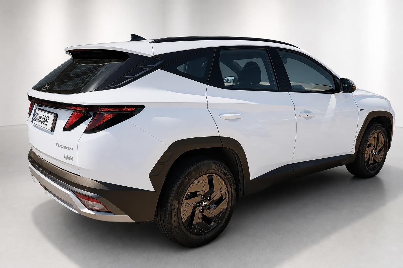 Hyundai Tucson Hybrid weiß Heckansicht seitlich mit Felgen