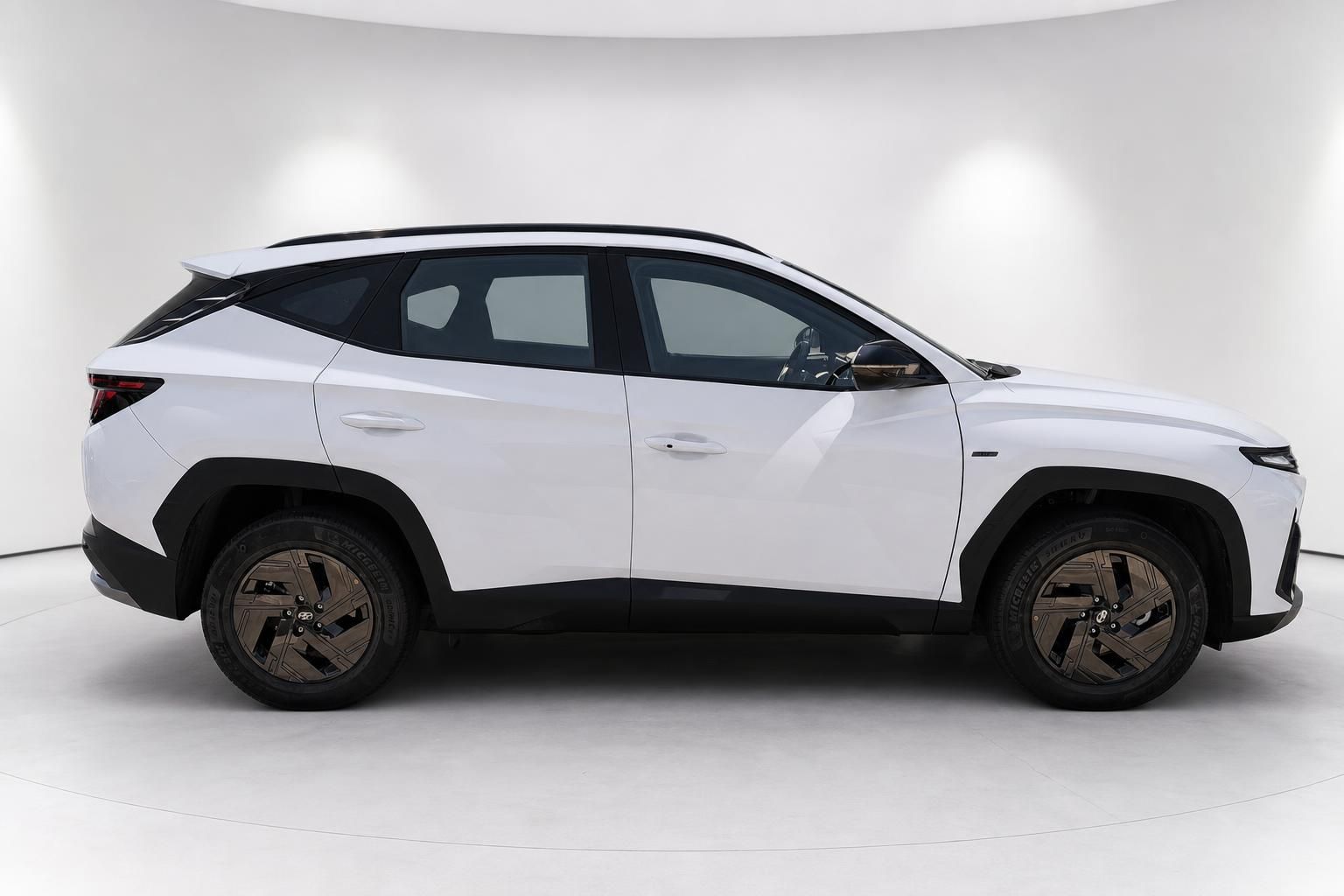 Hyundai Tucson weiß Seitenansicht SUV Studioaufnahme