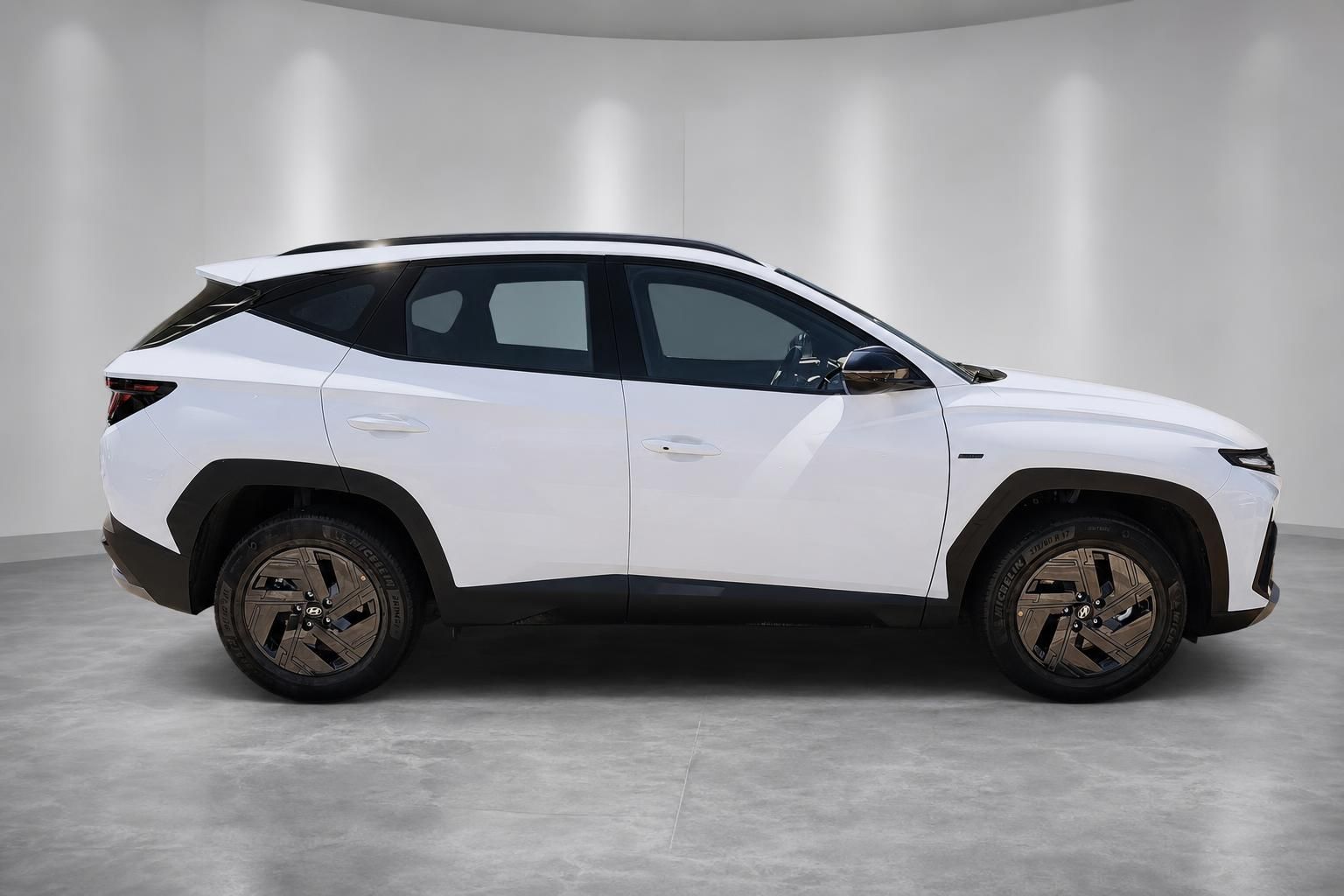 Hyundai Tucson weiß Seitenansicht Studiofoto Neuwagen