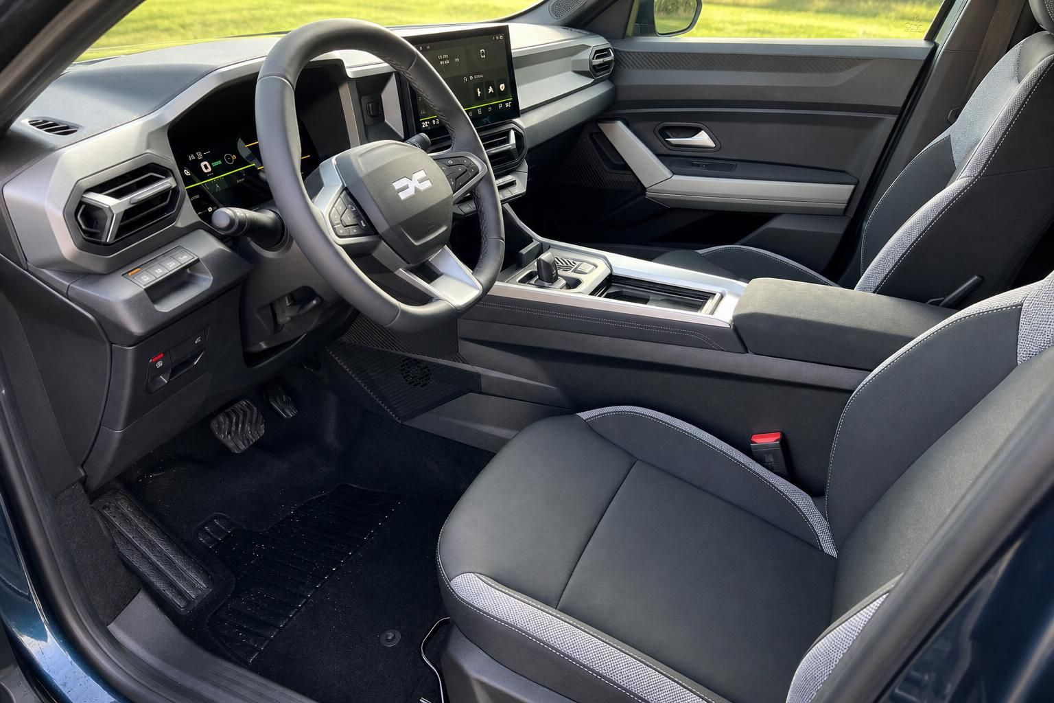 Dacia SUV Innenraum - modernes Cockpit mit Touchscreen und komfortable Ausstattung