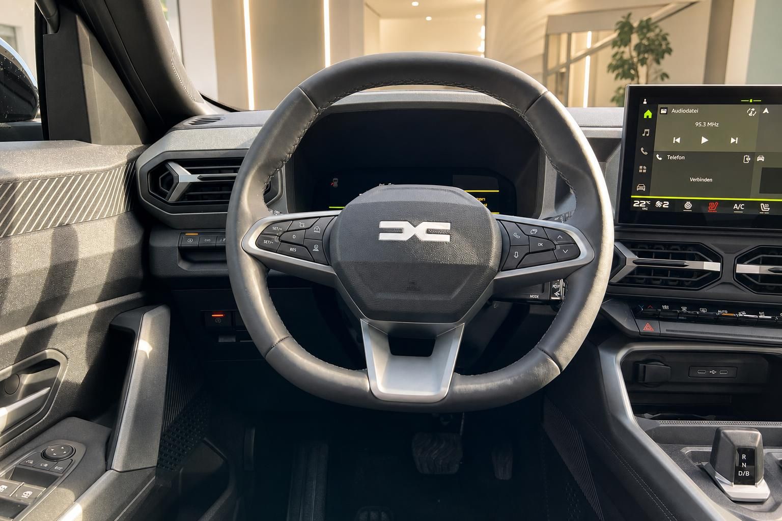 Dacia Lenkrad und Armaturenbrett - digitales Display und moderne Bedienelemente