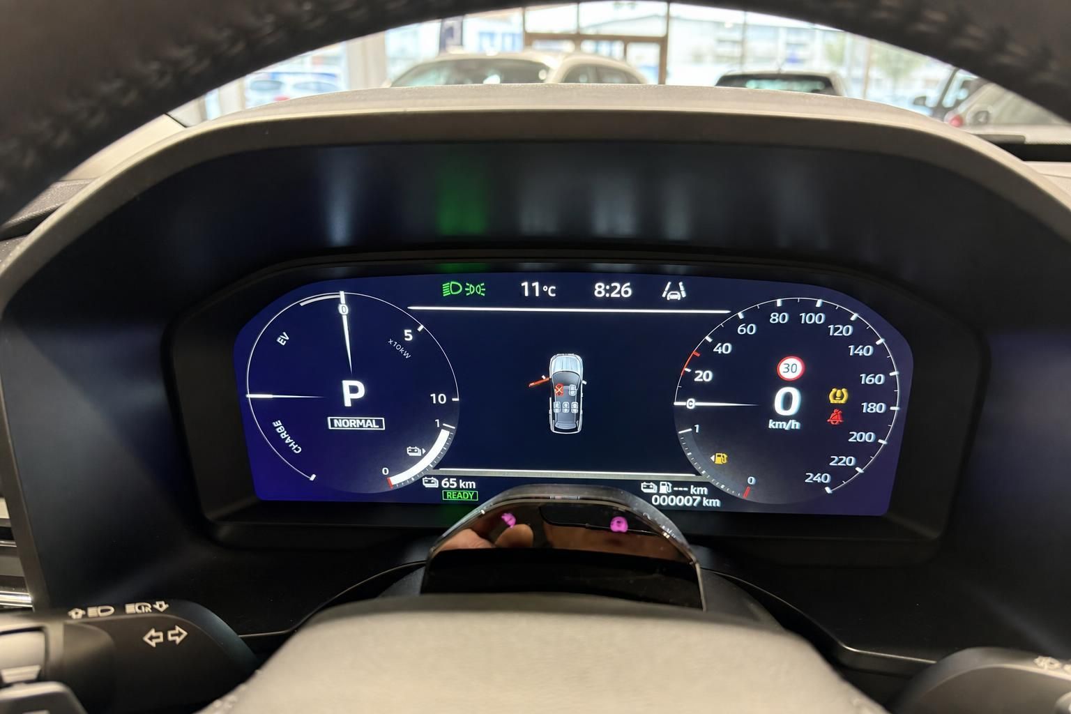 Digitales Kombiinstrument eines Mitsubishi Elektrofahrzeugs im Detail