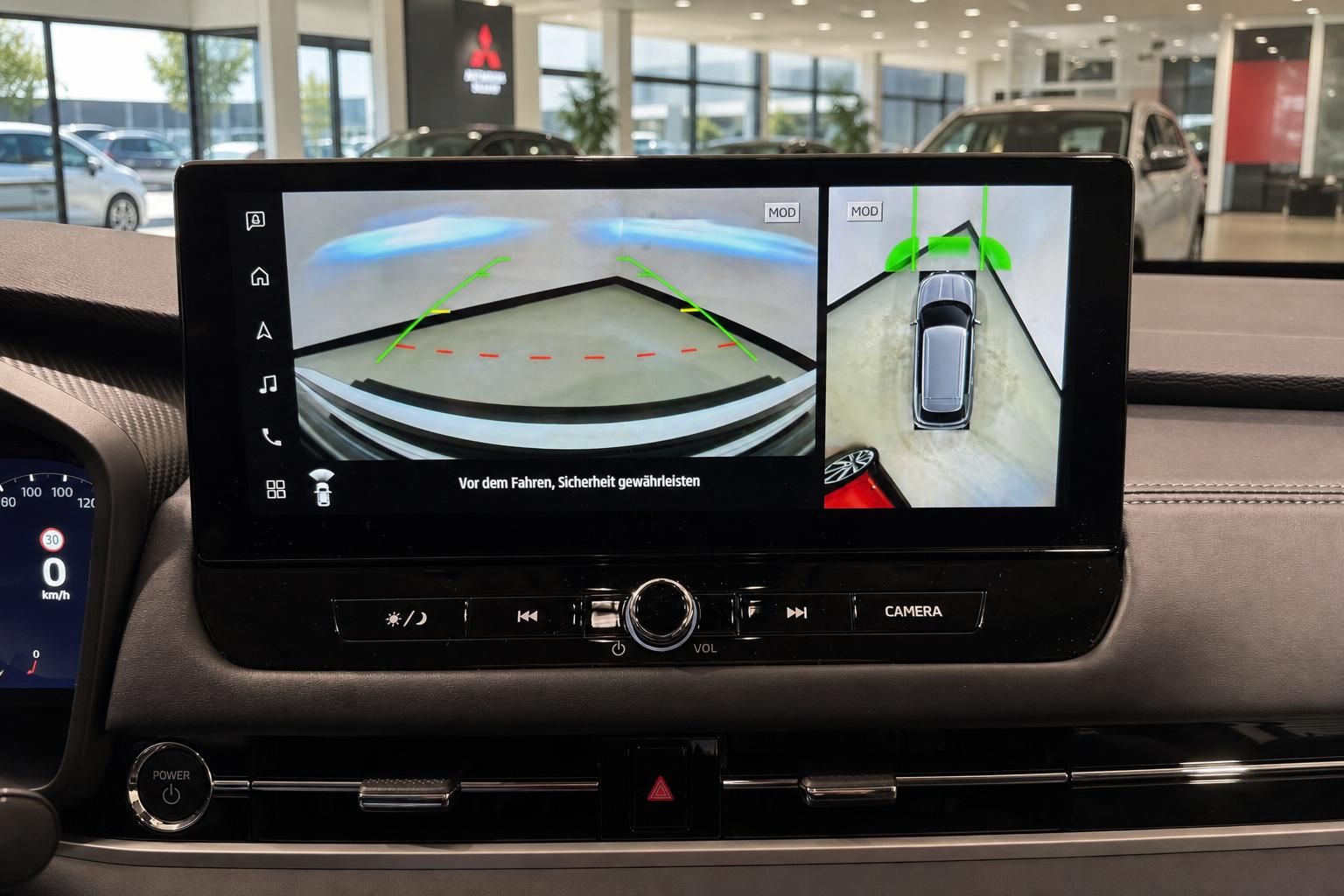 Mitsubishi Infotainment-Bildschirm mit 360-Grad-Kamera Ansicht