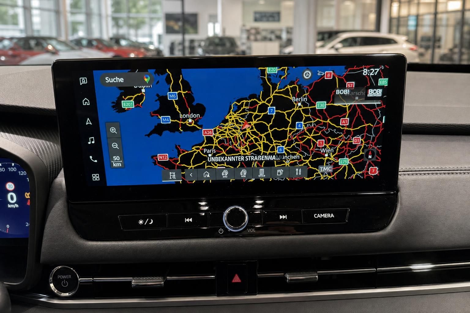 Navigationssystem im Fahrzeug mit Europakarte auf dem Display