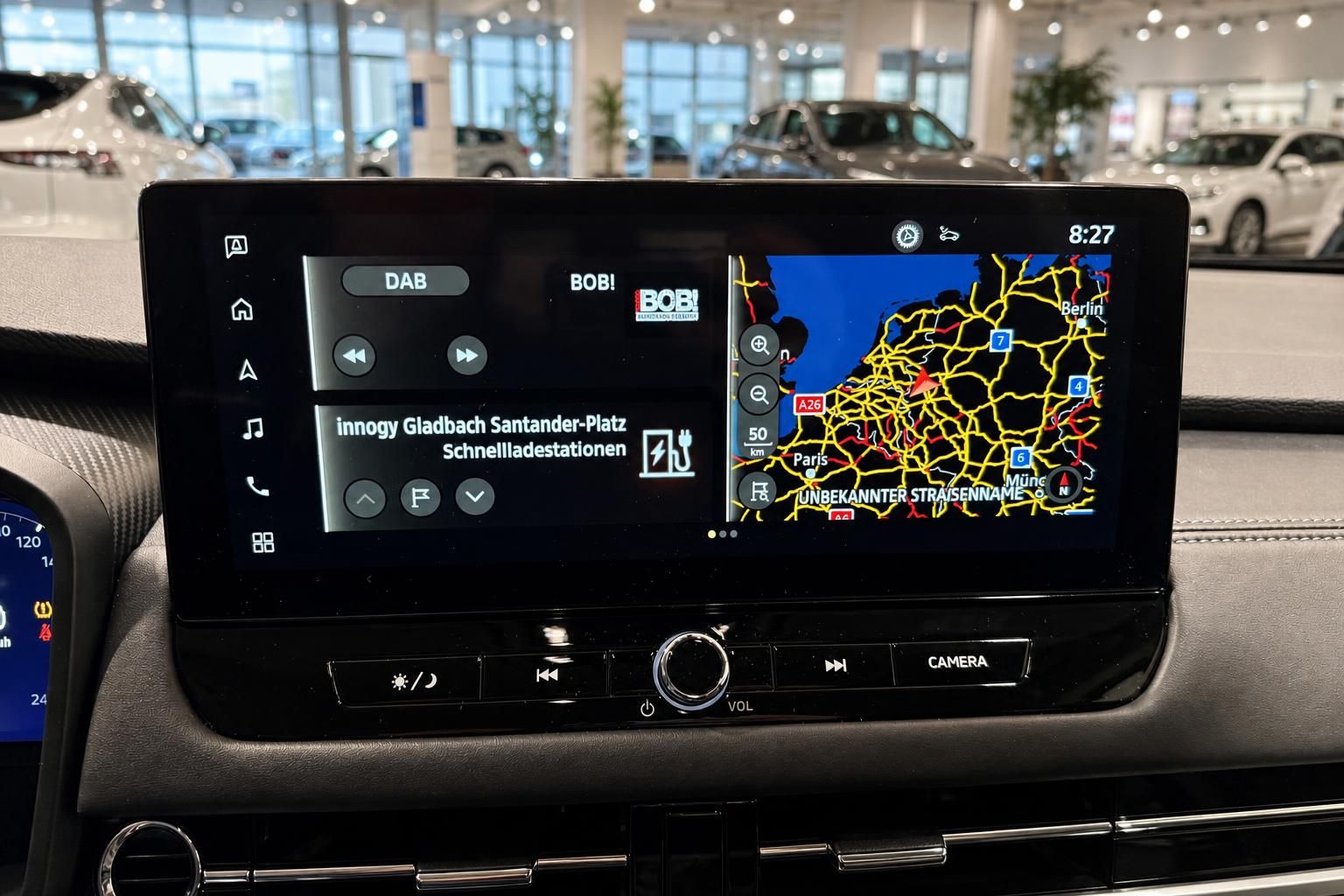 Fahrzeug-Infotainment mit Radio und Navigationskarte im Split-Screen
