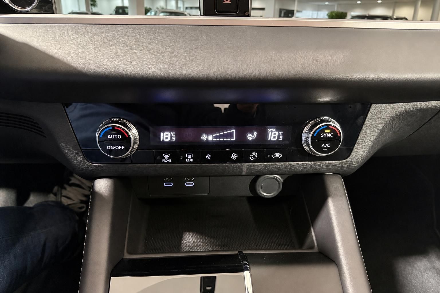 Klimaautomatik und USB-Anschlüsse im Fahrzeuginnenraum
