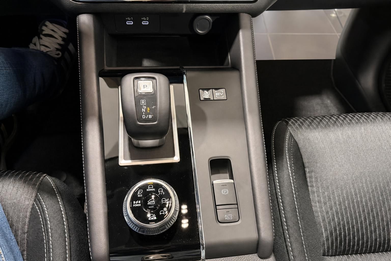 Mittelkonsole mit Automatikschalthebel und Fahrmodusregler im Auto