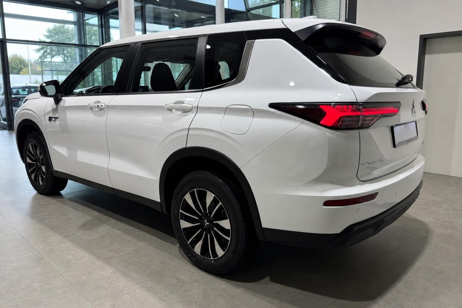 Mitsubishi Outlander weiß, Heckansicht im Autohaus-Showroom