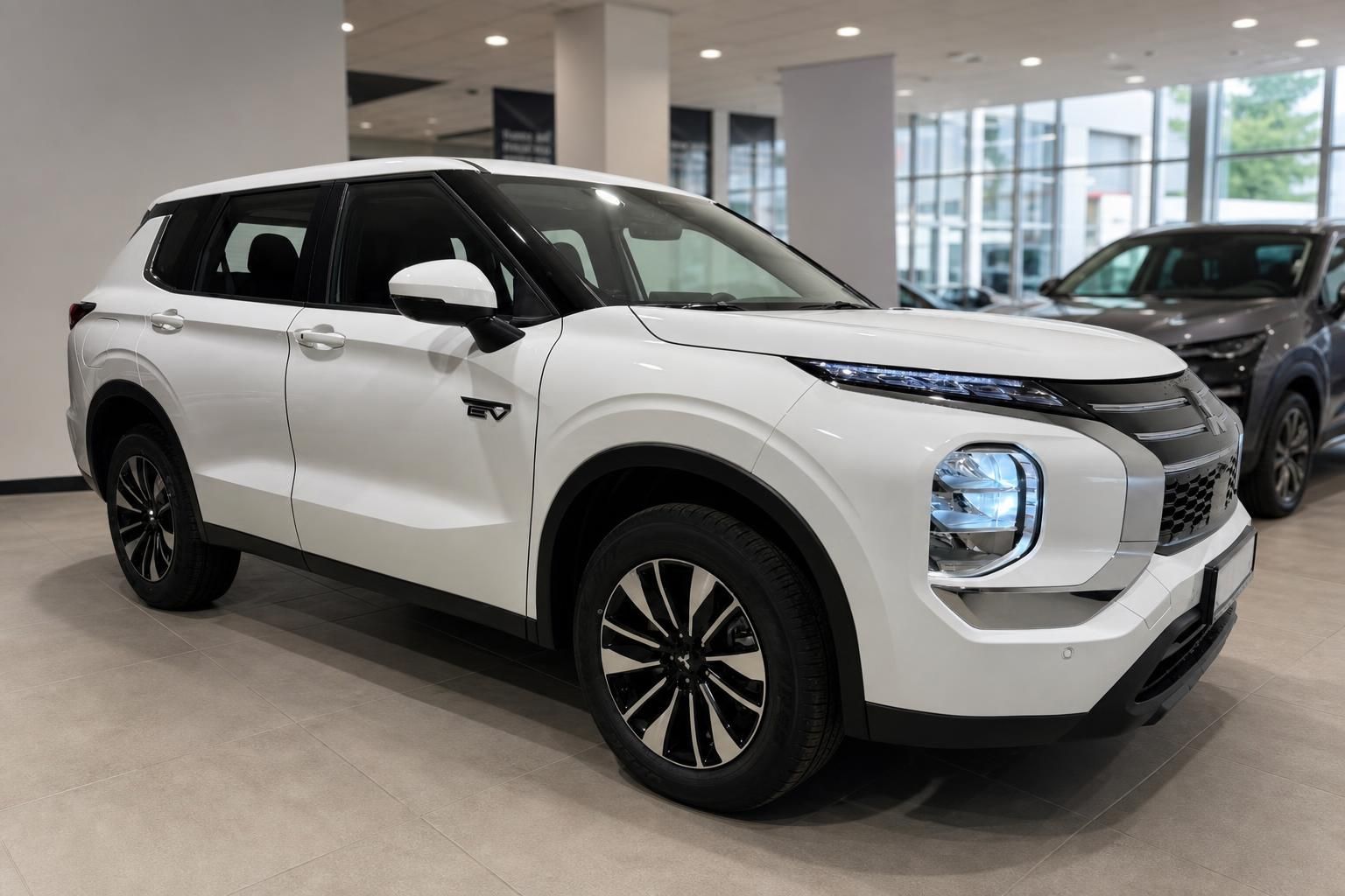 Mitsubishi Outlander EV weiß, Frontansicht im Autohaus