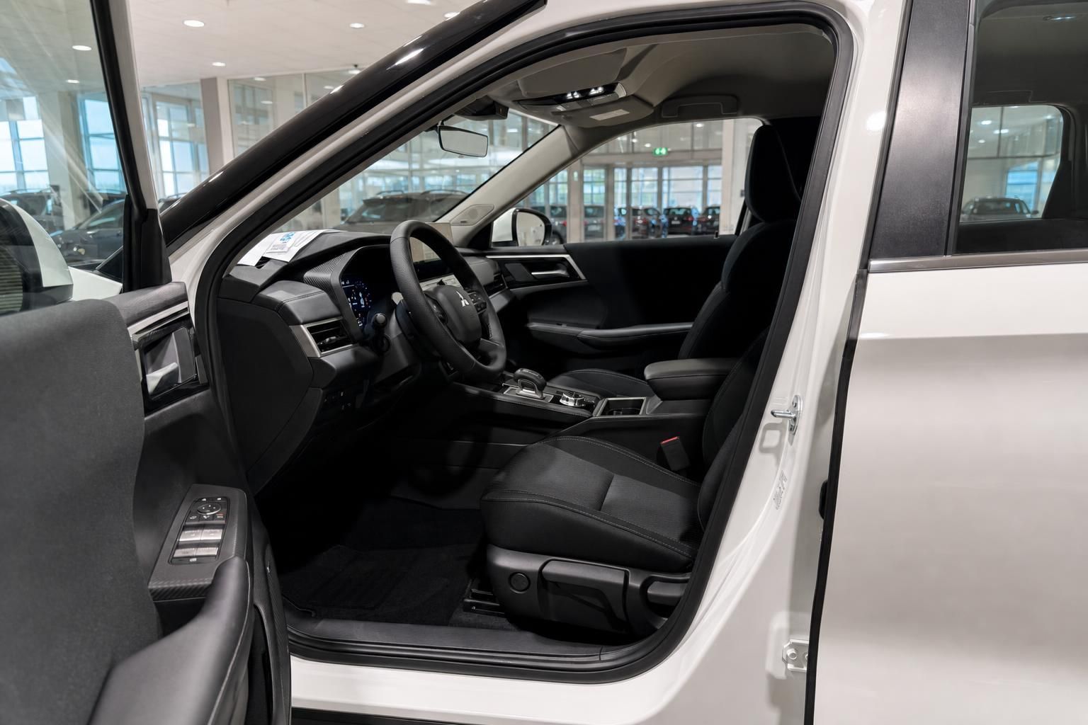 Mitsubishi Outlander Innenraum, Cockpit und Vordersitze in Schwarz
