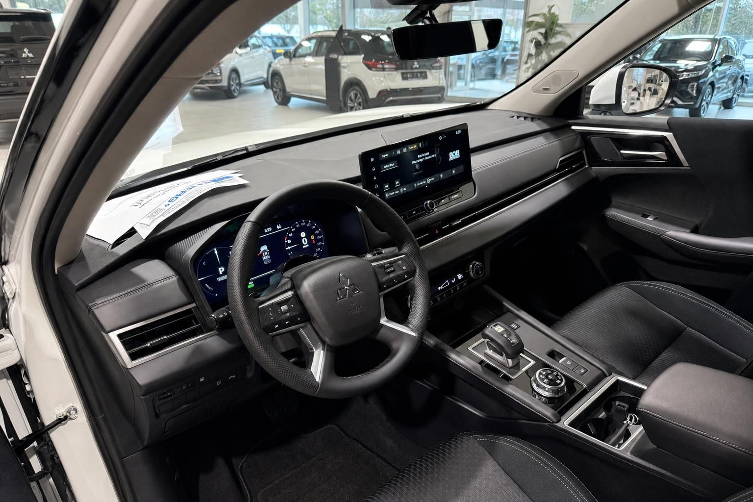 Mitsubishi Cockpit mit Lenkrad und digitalem Kombiinstrument im Autohaus