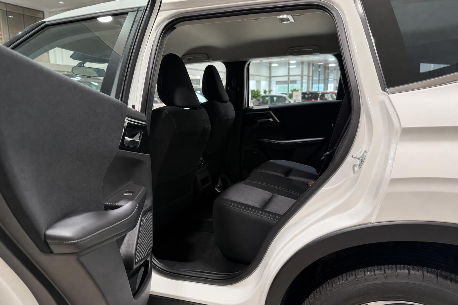 Rücksitze im Mitsubishi mit geöffneter Tür, Innenraumansicht