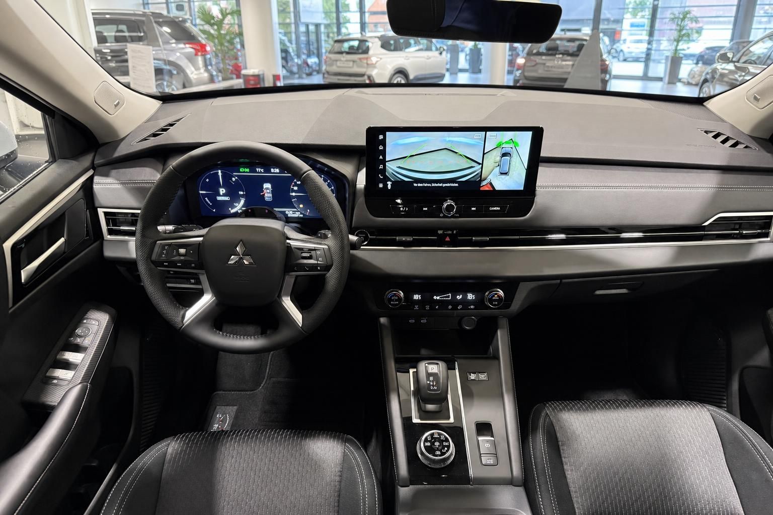 Mitsubishi Innenraum mit Rückfahrkamera-Display und Lenkrad