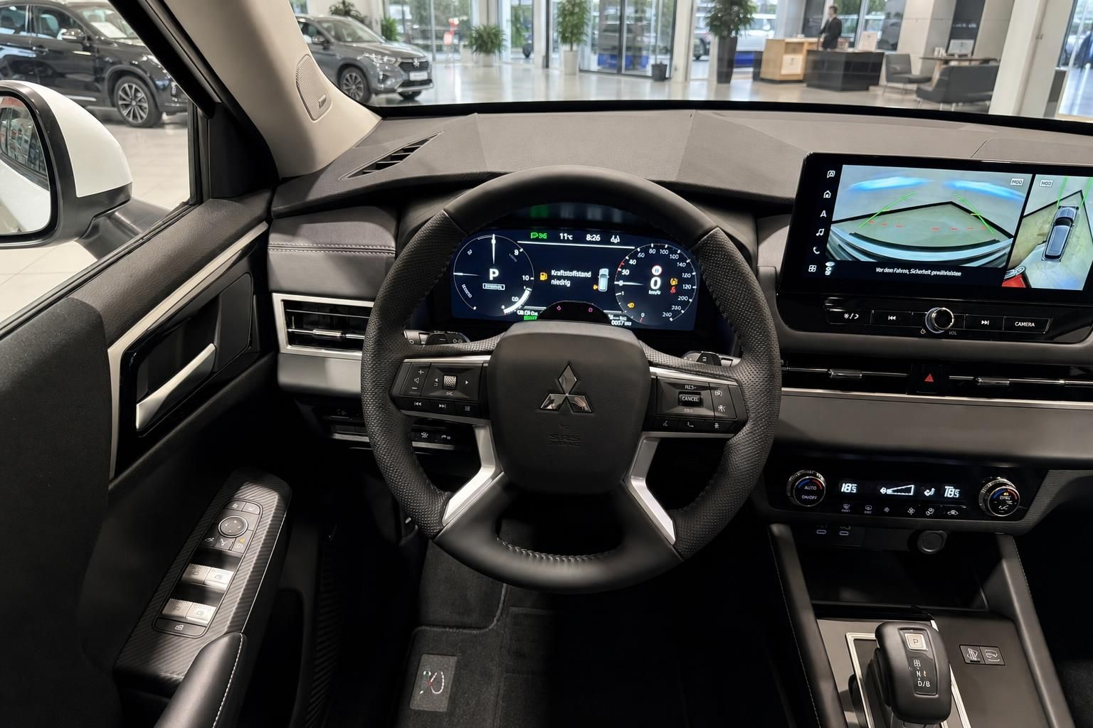 Mitsubishi Cockpit mit Lenkrad und 360-Grad-Kamera Anzeige