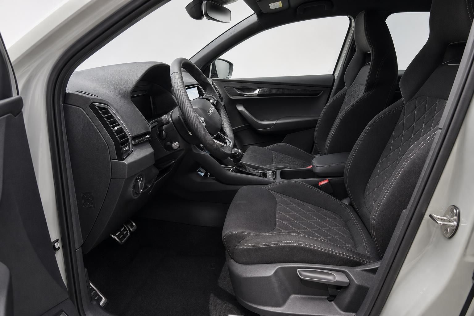 Skoda Innenraum Vordersitze und Cockpit mit Sportsitzen