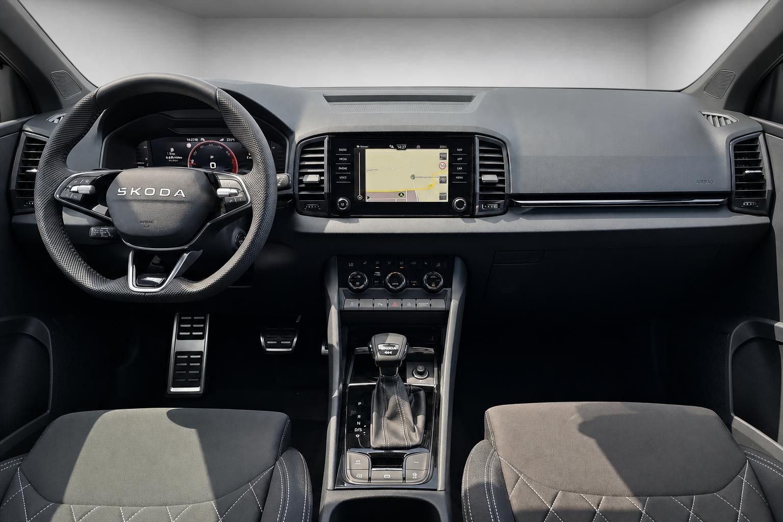 Skoda Cockpit mit Lenkrad, Navigationssystem und Sportsitzen im Detail