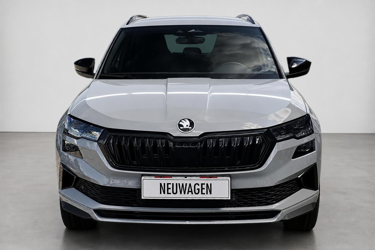 Škoda Karoq SUV in Grau – Frontansicht mit schwarzem Kühlergrill